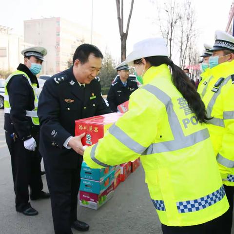 陈双琪同志节前慰问一线交通民警