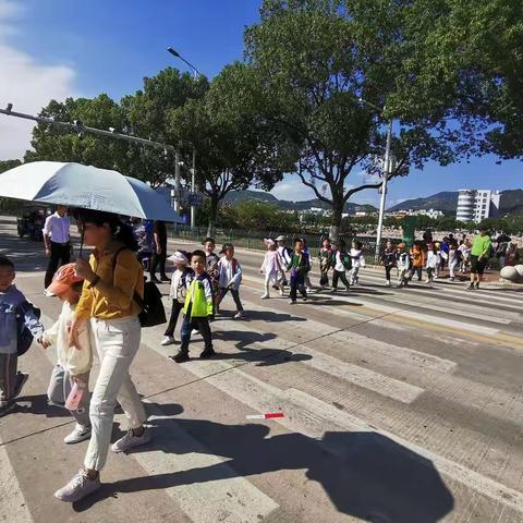 桐北中心小学一年2班——“”喜迎二十大，寻找诗意秋”主题秋游活动