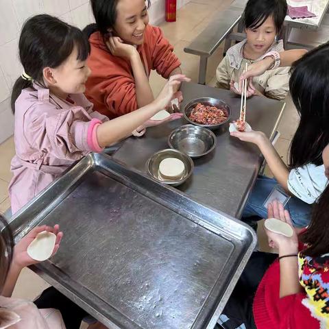 立冬包饺子，情暖留守儿童——松江联合学校霭市校区关爱留守儿童活动