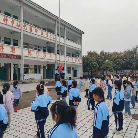 五星红旗冉冉升起——宜阳永和希望小学五年级升旗仪式