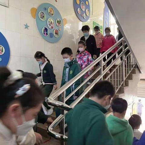 共享平安 防患未然——八一小学举行应急疏散演练活动