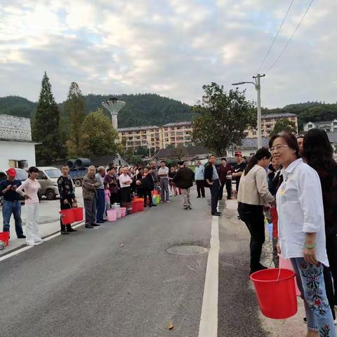 社区停水居民忧 社区送水暖人心