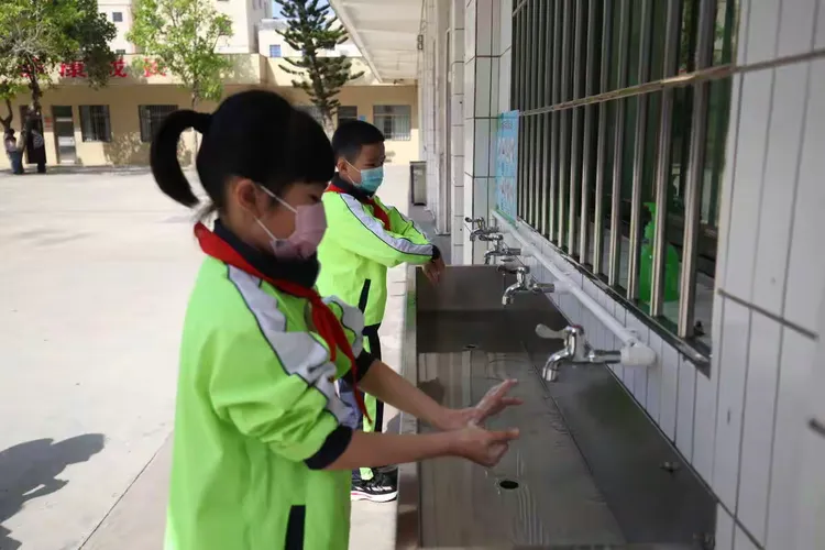 吴川市沿江小学学生返校及应对新冠肺炎疫情处置演练
