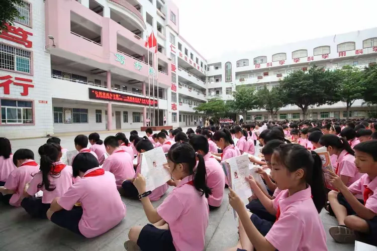 让读书成为习惯,让读书成就未来一一沿江小学读书节暨吴川市图书馆