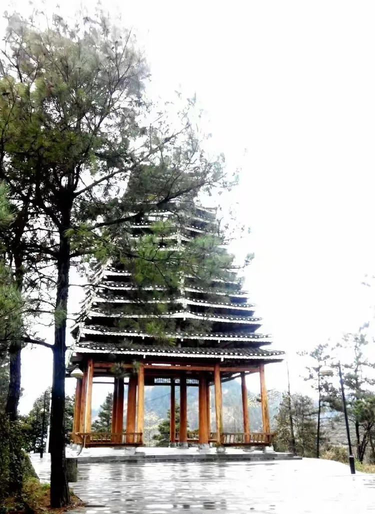 寻探玉屏侗族自治县屏山公园的鼓楼与亭子
