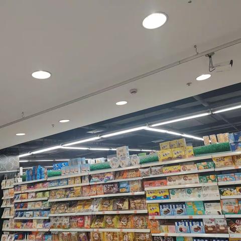 安陆店休闲区高架陈列图片