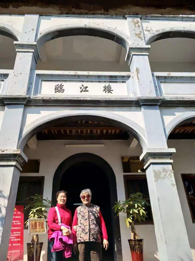 第三天下午陪我们参观毛主席和朱老总下棋，议事会晤，住宿的故地一一临江楼