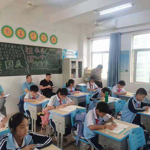 推门听课观常态 把脉课堂促成长 ——记梁君再校长带领教研室下驻文风小学“推门听课”活动略影