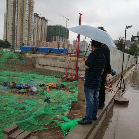 认真开展“安全生产月”活动，加强建筑工地防汛专项检查