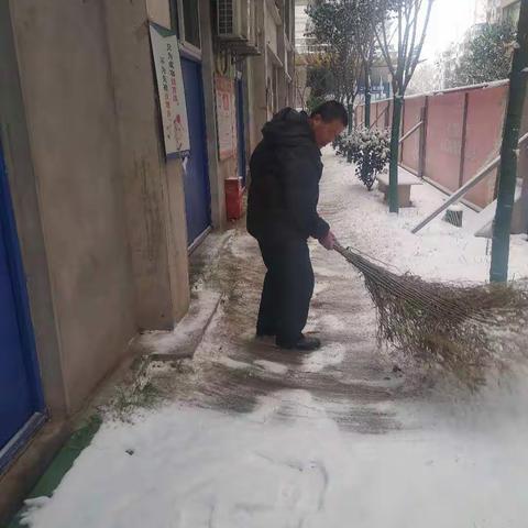 “以雪为令”，大兴建设局组织项目单位积极清理门前积雪。