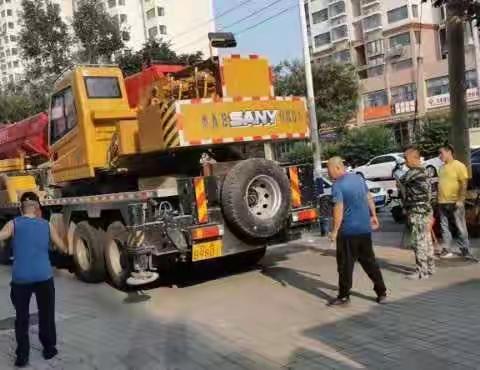 清理楼顶垃圾，创建美好社区环境