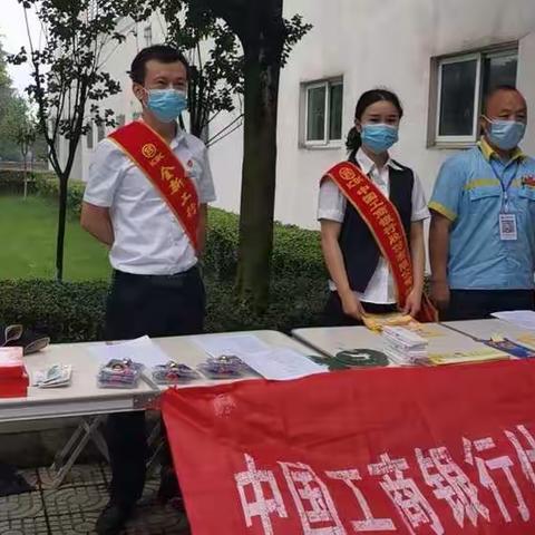 工行什邡支行联动中石油持续开展走进企业上门宣讲