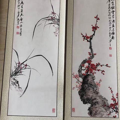 阳光明媚的春天，我们中级写意花鸟班也迎来学业的成果展，首先映入眼帘的是张文业老师的梅兰竹菊四条屏…..