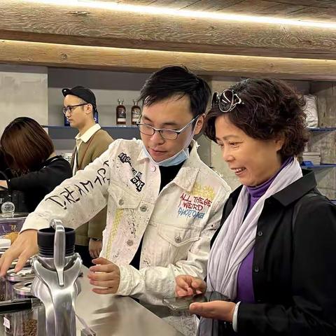 在上海泡了一下午M50，最后来杯咖啡解解乏~~