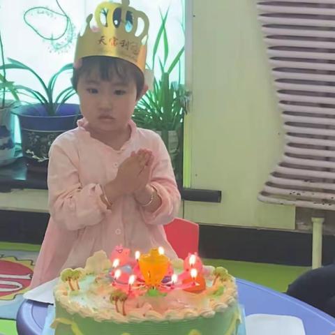 小太阳幼儿园祝董莹莹小朋友生日快乐！