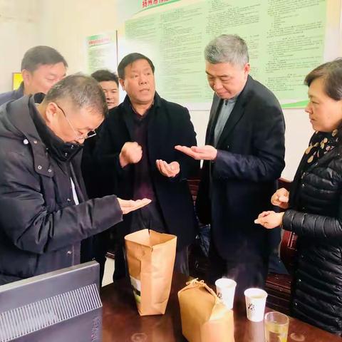 分行党委委员、副行长陶军同志带领第三党支部与邗江区人民法院联学联建，赴方巷镇兴湾村参观讨论学习。