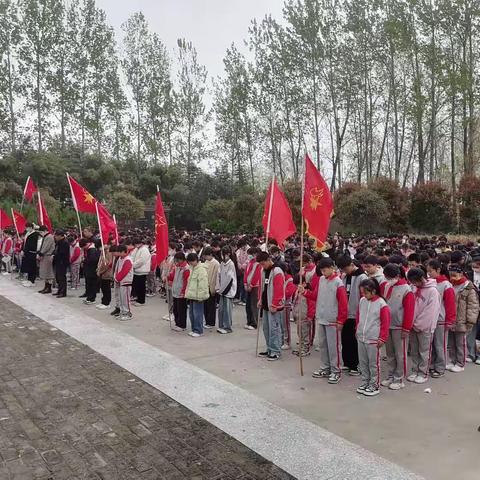 清明祭英烈 缅怀先烈志——大庙中心学校进行“清明祭扫烈士陵园”活动