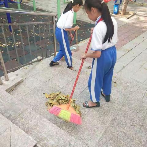 三亚市崖州区港西小学“开展环境卫生整治活动”第八周