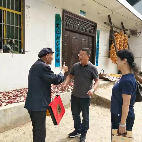 区委常委、柏树林街道党工委书记赵红星前往核桃沟村精准扶贫