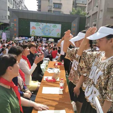与辖区儿童共庆六一