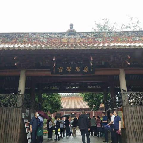 春风拂面桃花夭 ，                                                      革命星火永燃烧