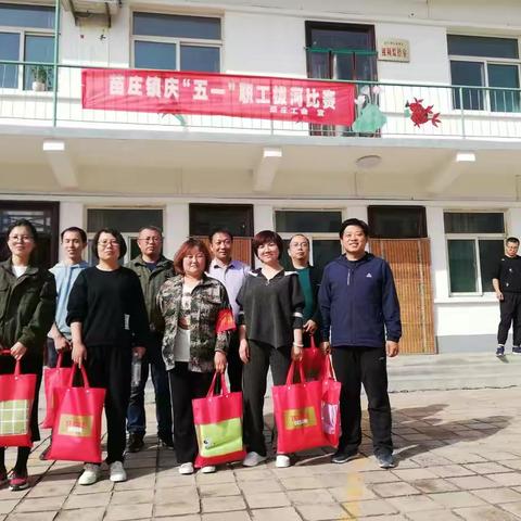 苗庄镇工会庆“五一”拔河比赛