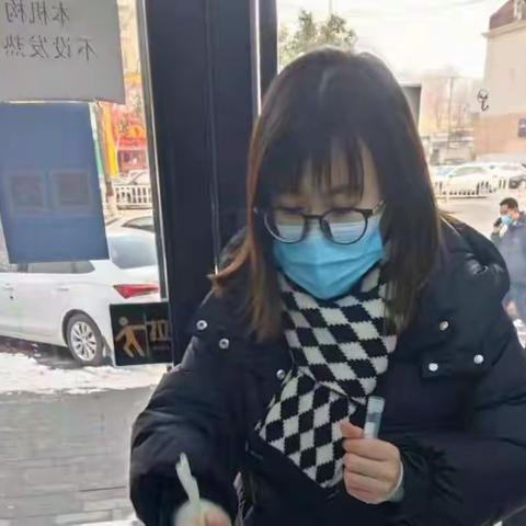 环境采样排隐患  坚守一线保平安