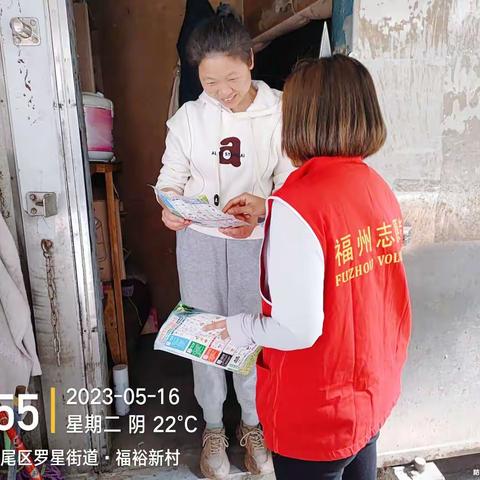 志愿者在福裕新村开展垃圾分类入户宣传活动