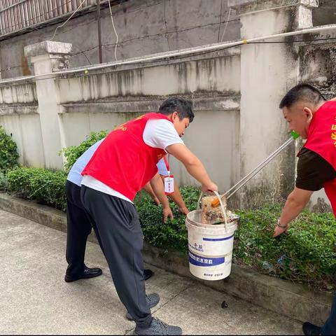 锦达公寓党建指导员与物业工作人员巩固卫生小区