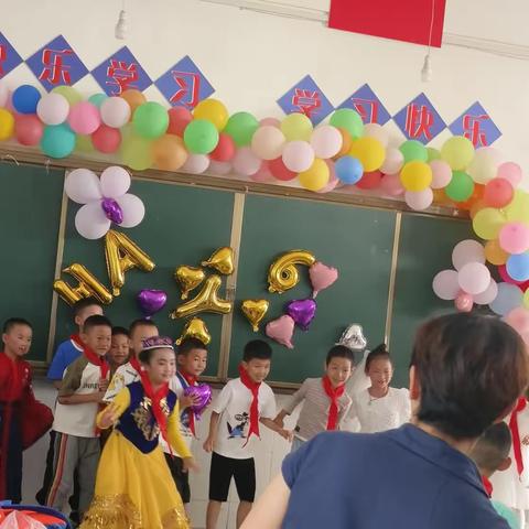 石林民族小学快乐“六一”之一（三）班孩子们的小学第一个6.1儿童节