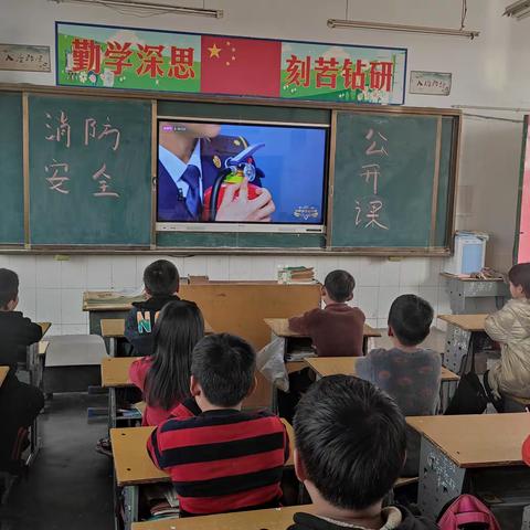 许昌建设实验学校全体学生收看中小学消防网络直播公开课状况