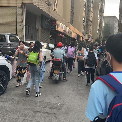 走出校园，小学的第一次研学旅行 童年很短，未来很远！愿你研有所思，学有所获，旅有所感，行有所成！