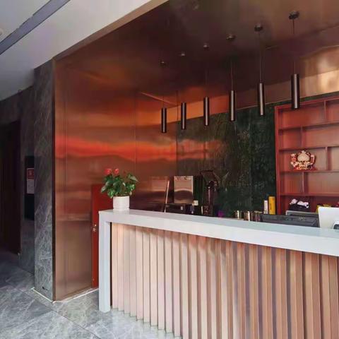 ⭐穿越盛世酒楼转让，转让费62万，包含家具家电，全新装修1000平，装修花了450万，合同还有4年。v6833