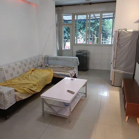 出租，东站旁，临夜市玫瑰小镇。简爱一期2/2/1，空调家电齐全，抬高的一楼，带个小坝坝。年租金11000。v6833