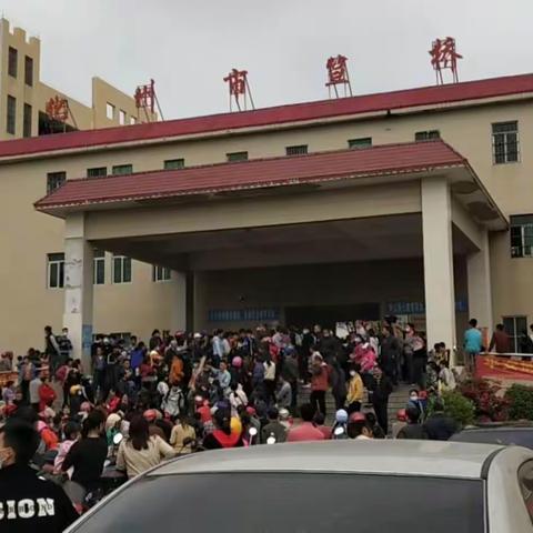 笪桥义工团在笪桥中学学生放假期间劝导前来接送学生的家长有序停靠，腾出空间让学生出行，平安回家！