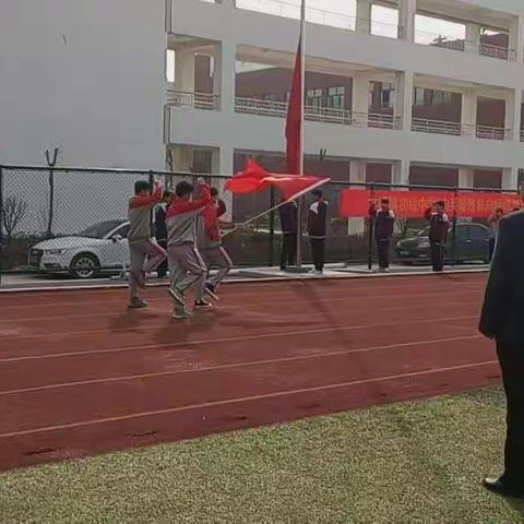 卞桥镇中学举行“向英雄致敬，向榜样学习”新学期主题升旗仪式
