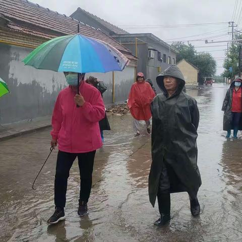 冒雨巡查除隐患、心系群众保平安