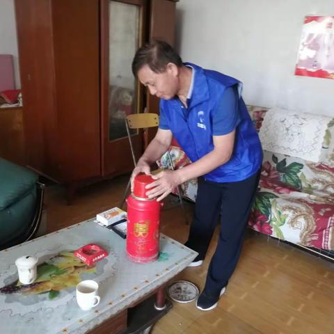 我为群众办实事：志愿者关爱贫困户 清洁打扫暖人心
