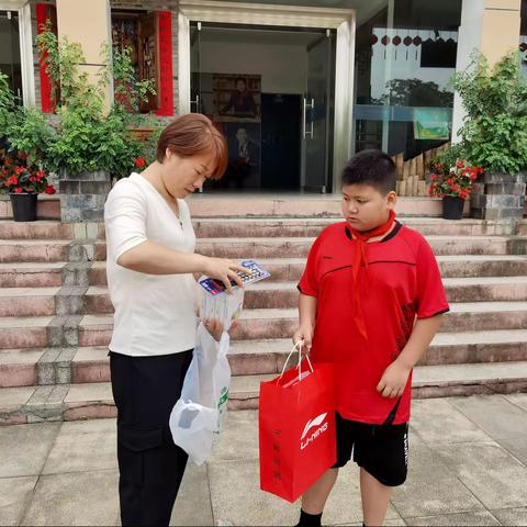 情暖六一，与爱“童”行                                 ——区妇联领导六一慰问站前小学家庭困难学生