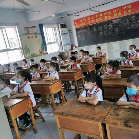 童心幼儿园毕业班参观中站小学，提前感受小学氛围！