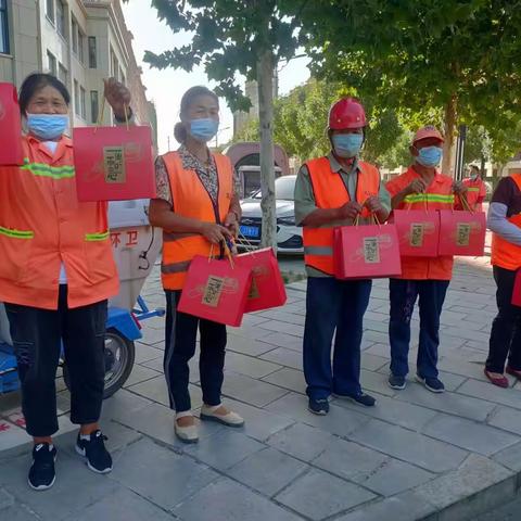 情暖中秋送祝福 关爱一线环卫工——巩义市城市管理局向环卫工人发放中秋月饼