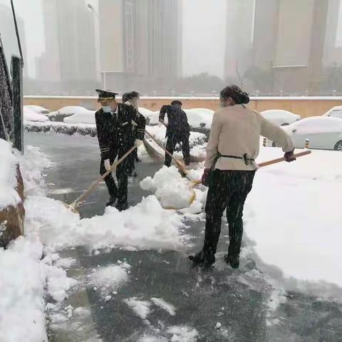 瑞雪纷飞紧，扫雪暖人心