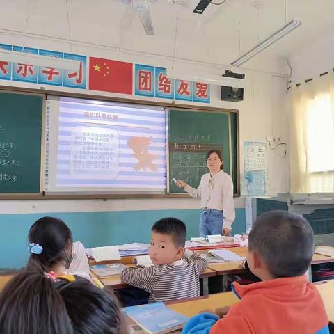 【喜迎二十大，争当好少年】——北关逸夫小学“红领巾奖章”争章启动课之一年级队前教育纪实