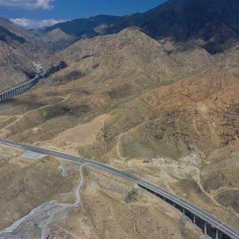 哈密市G575线隧道外路面铺设完成