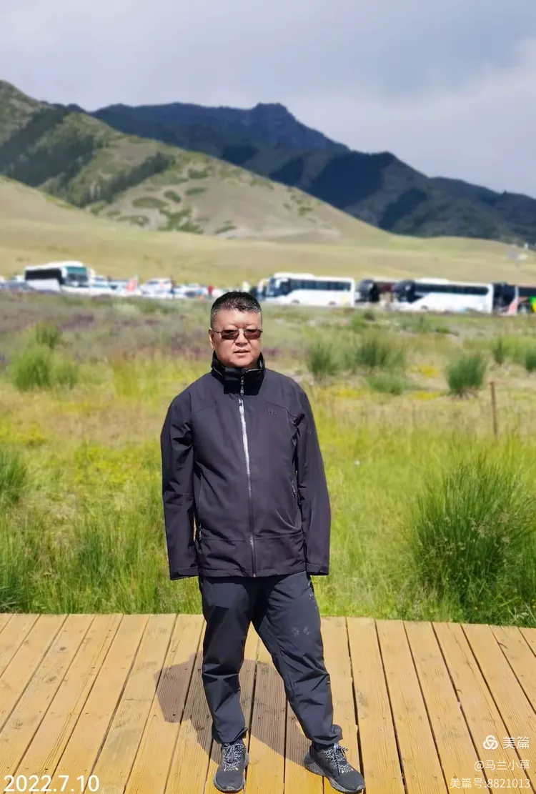 新疆赛里木湖男生拍照，旅游帮手