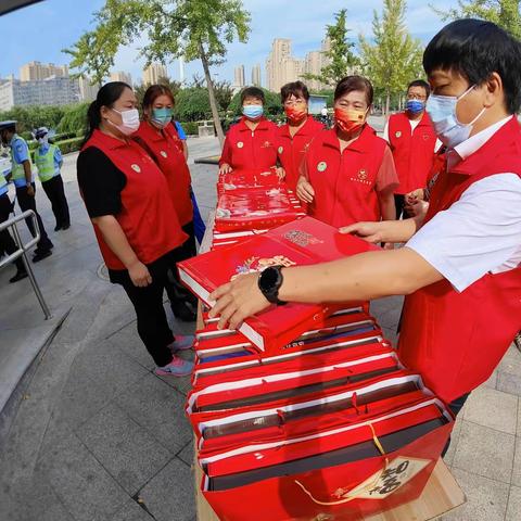 浓浓中秋节    春晖义工  爱心月饼慰问交警