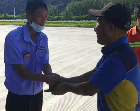 【吉高服务区公司精神文明系列】热心助人 服务群众