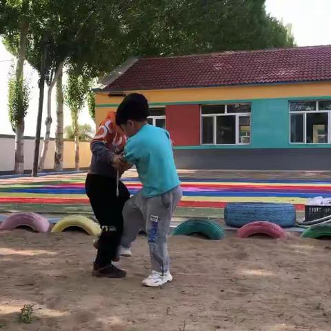 得胜中心幼儿园小朋友摔跤活动