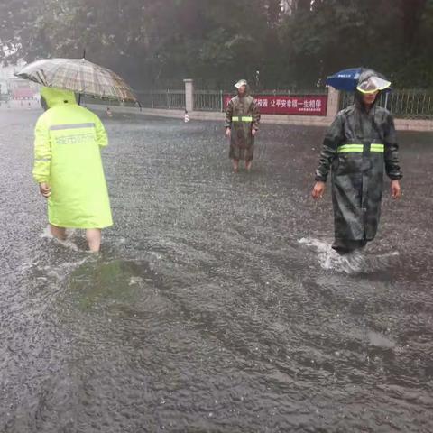 城关中队：向雨而行，全力做好城区防汛工作