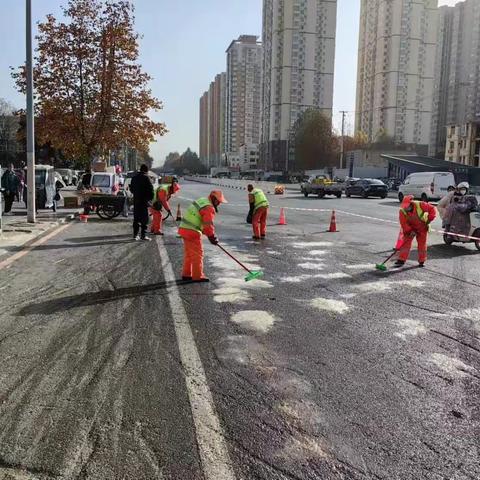 及时清理道路抛洒，为安全出行保驾护航